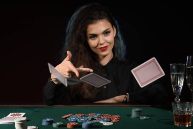 Güzel kadın oyuncu Casino masada