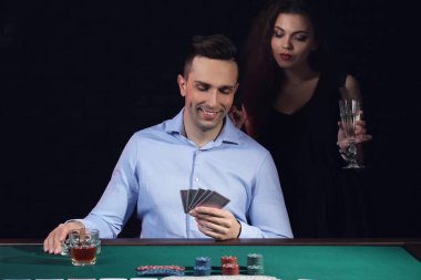 Casino oynamak karısı olan adam