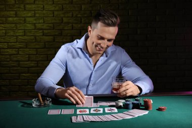 Yakışıklı erkek oyuncu Casino masada