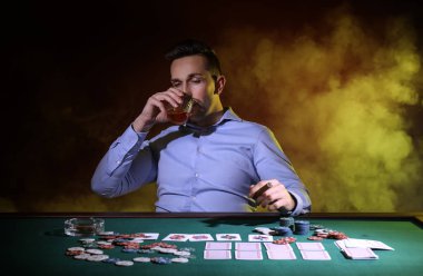 Yakışıklı erkek oyuncu Casino masada