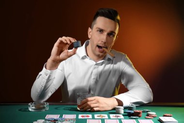 Yakışıklı erkek oyuncu Casino masada