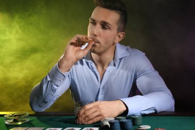 Yakışıklı erkek oyuncu Casino masada