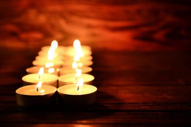 Karanlık tablosunda birçok yanan mum