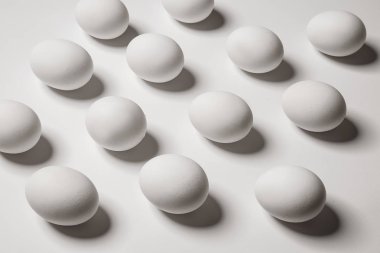 Beyaz arka plan üzerinde fazla tavuk yumurta