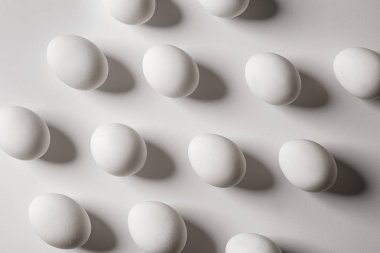 Beyaz arka plan üzerinde fazla tavuk yumurta