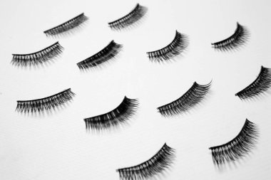 Beyaz arka plan üzerinde birçok yanlış eyelashes