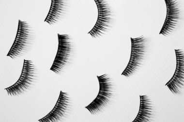 Beyaz arka plan üzerinde birçok yanlış eyelashes