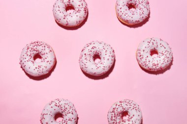 Renk arka plan üzerinde birçok lezzetli çörekler