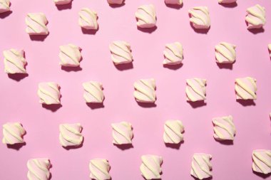 Renk arka plan üzerinde birçok lezzetli şekerleme