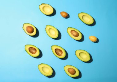 Bol renkli arka plan üzerinde taze avokado