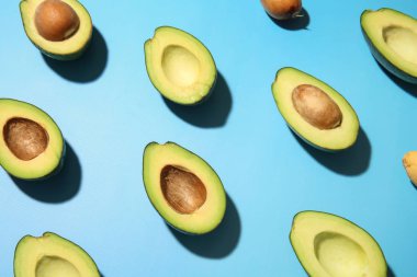 Bol renkli arka plan üzerinde taze avokado