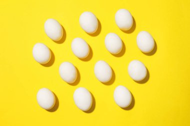 Renk arka plan üzerinde fazla tavuk yumurta