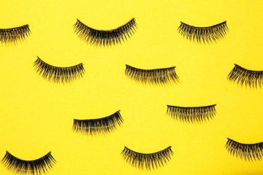 Renk arka plan üzerinde birçok yanlış eyelashes