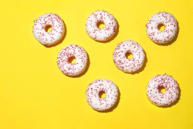 Renk arka plan üzerinde birçok lezzetli çörekler