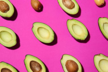 Bol renkli arka plan üzerinde taze avokado