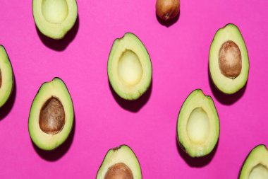 Bol renkli arka plan üzerinde taze avokado