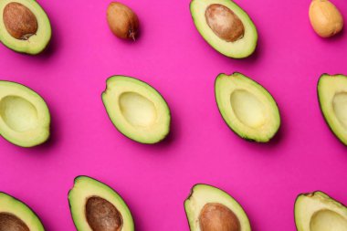 Bol renkli arka plan üzerinde taze avokado