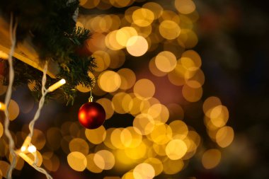 Çatıda açık havada asılı güzel Noel süsleri