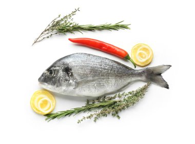 Baharatlar ve otlar beyaz zemin üzerine taze dorado balık