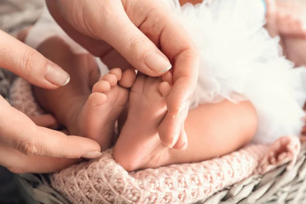 Mother Hands Touching Tiny Feet Little Baby Closeup — Stock Photo, Image