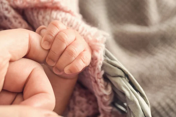 Lindo Bebé Sosteniendo Dedo Madre Primer Plano —  Fotos de Stock