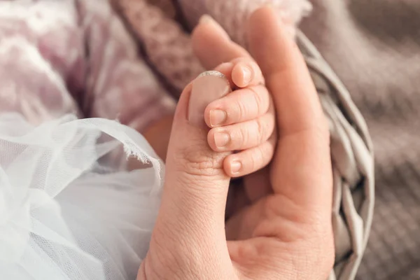 Lindo Bebé Sosteniendo Dedo Madre Primer Plano — Foto de Stock