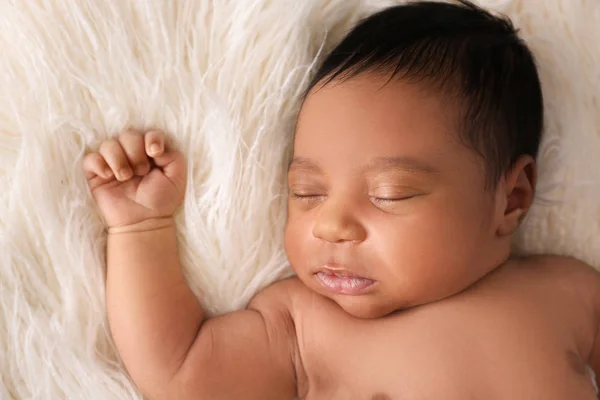 Retrato Bebê Afro Americano Sonolento Fundo Peludo Claro — Fotografia de Stock