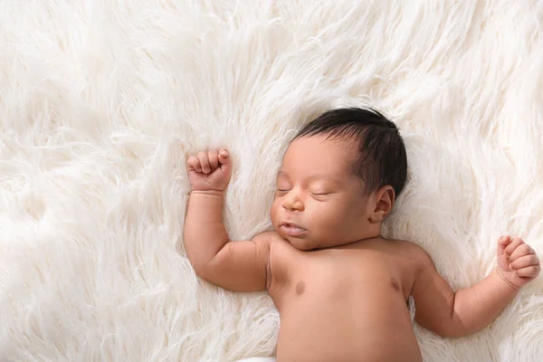 Hafif Tüylü Arka Plan Üzerinde Uykulu Afrikalı Amerikalı Bebek Portresi — Stok fotoğraf