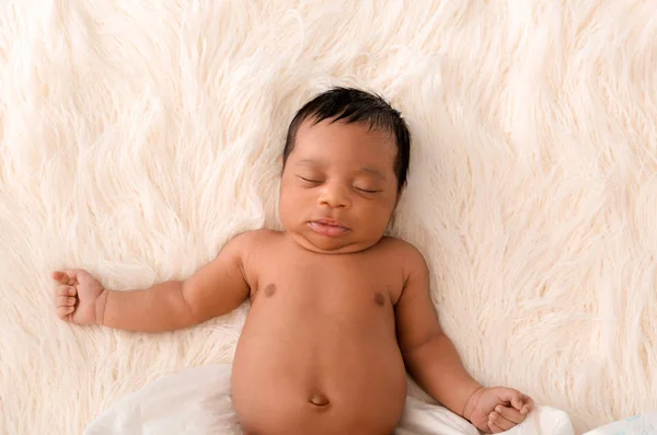 Porträt Eines Verschlafenen Afrikanisch Amerikanischen Babys Auf Hellem Pelzigen Hintergrund — Stockfoto
