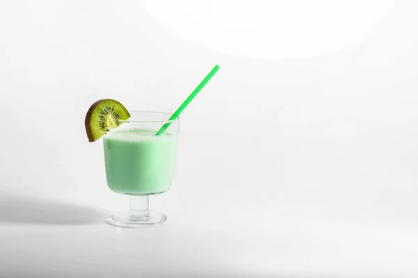 Verre Milkshake Kiwi Savoureux Sur Fond Blanc — Photo