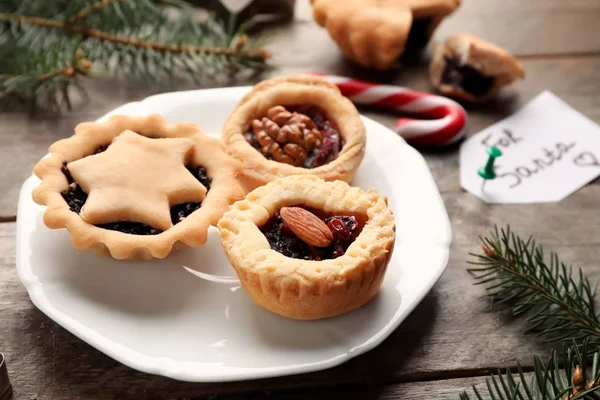 Plate Tasty Mince Pies Wooden Table — Stock Photo, Image