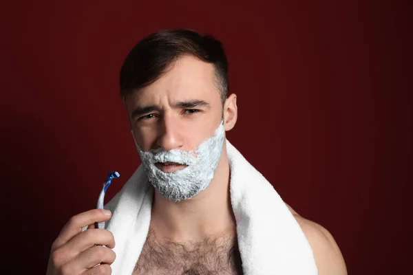 Displeased Man Shaving Foam His Face Razor Color Background — Stock Photo, Image