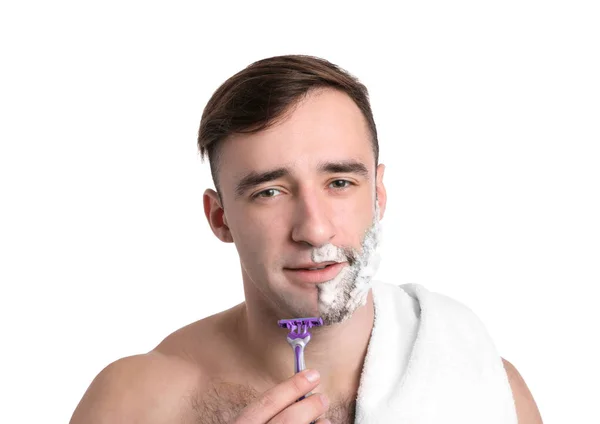 Hombre Guapo Afeitándose Contra Fondo Blanco — Foto de Stock