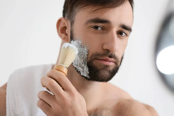 Hombre Guapo Afeitándose Baño — Foto de Stock