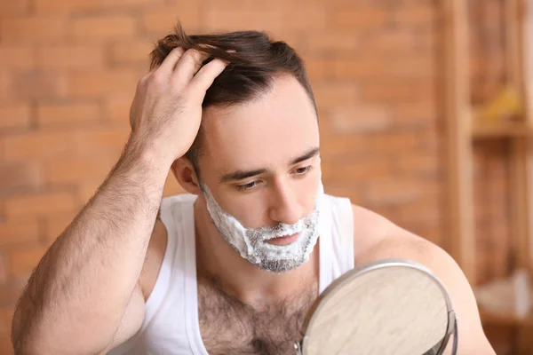 Hombre Guapo Con Espuma Afeitar Cara Baño — Foto de Stock