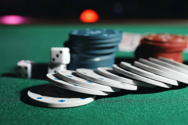 カジノのテーブルでのポーカー ゲームのためのチップ — ストック写真