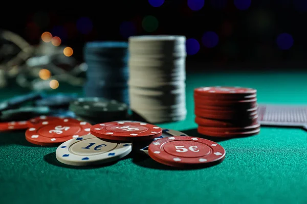 Chips Gioco Del Poker Sul Tavolo Nel Casinò — Foto Stock