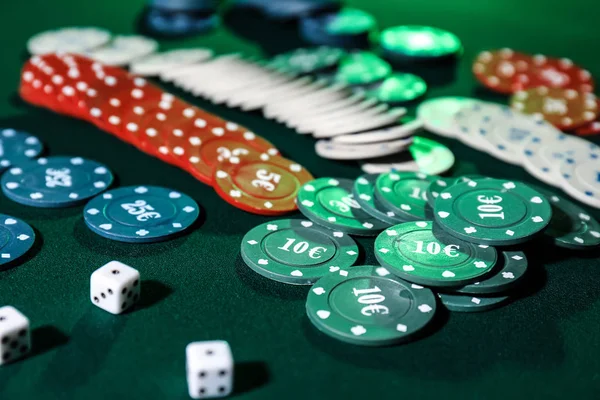 Fichas Dados Mesa Casino —  Fotos de Stock