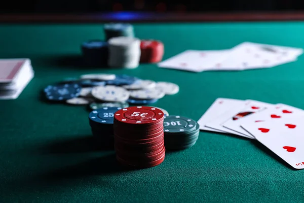 Chips Und Karten Auf Dem Tisch Casino — Stockfoto