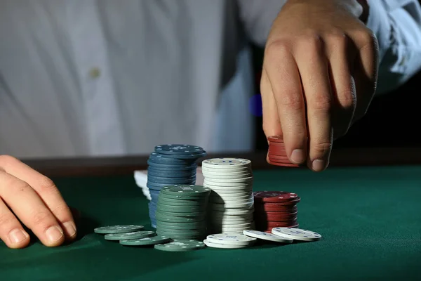 カジノ クローズ アップでテーブルの男性プレーヤー — ストック写真