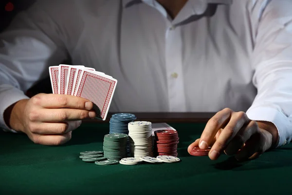 カジノのテーブルの男性プレーヤー — ストック写真