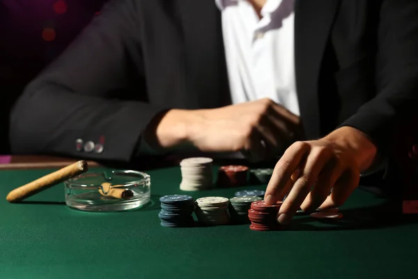 Männlicher Spieler Tisch Casino — Stockfoto