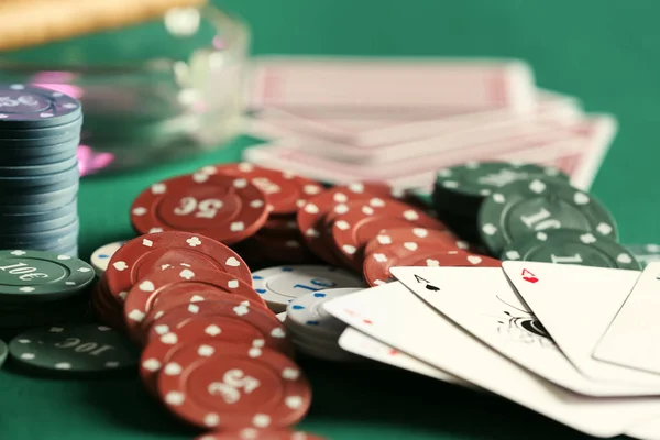 Chips Und Karten Auf Dem Tisch Casino — Stockfoto