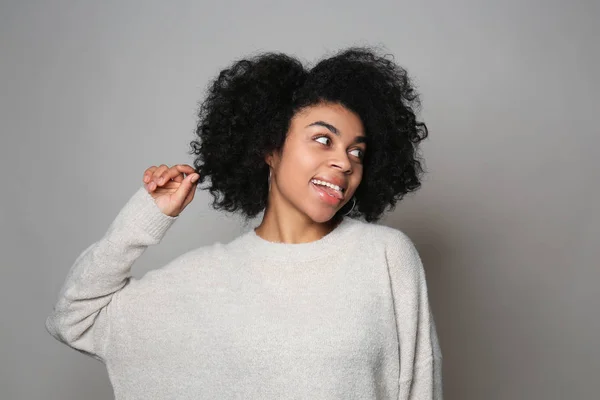 Retrato Una Joven Afroamericana Sobre Fondo Gris —  Fotos de Stock