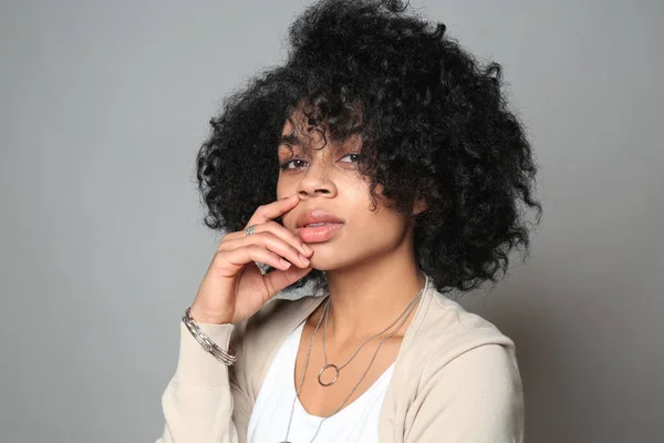 Retrato Una Joven Afroamericana Sobre Fondo Gris —  Fotos de Stock