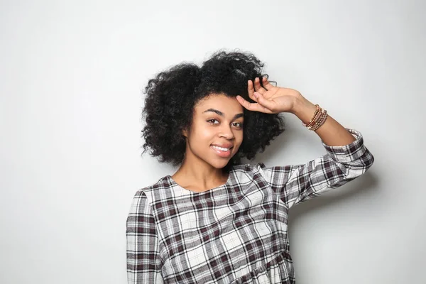 Porträt Einer Jungen Afrikanisch Amerikanischen Frau Auf Weißem Hintergrund — Stockfoto