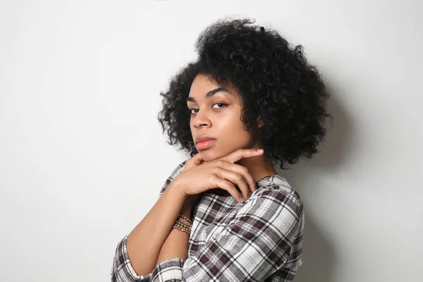 Retrato Una Joven Afroamericana Sobre Fondo Blanco — Foto de Stock