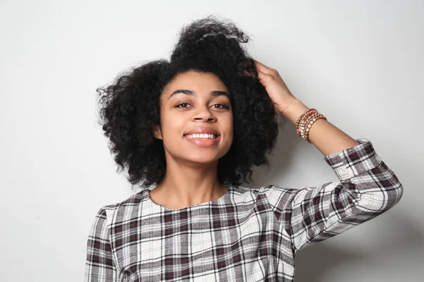 Portrait Jeune Femme Afro Américaine Sur Fond Blanc — Photo