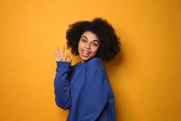 Retrato Jovem Afro Americana Mostrando Gesto Sobre Fundo Cor — Fotografia de Stock