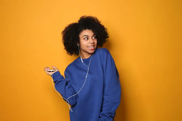 Porträt Einer Jungen Afrikanisch Amerikanischen Frau Die Musik Auf Farbigem — Stockfoto